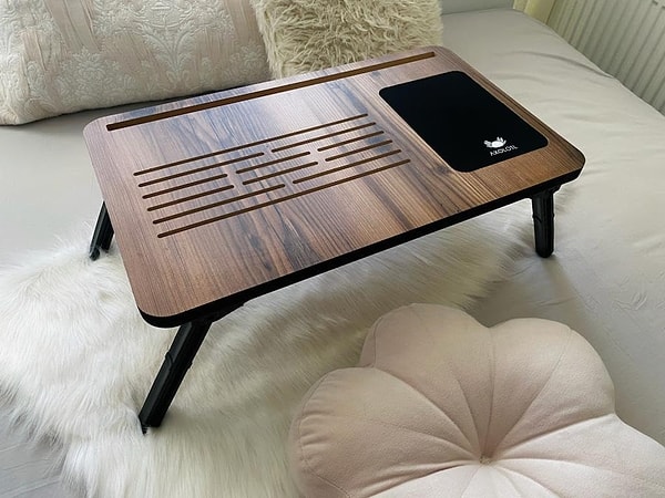 Yatağınızda veya koltuğunuzda profesyonel bir ofis alanı yaratın; konforu ve düzeni tek bir sehpada buluşturun!