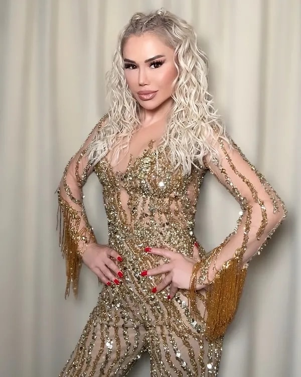 Arabesk müziğin çocuk yaşta yıldızlaşan ismi Ceylan Avcı, yıllar içindeki değişimiyle magazin gündeminin en çok konuşulan isimlerinden biri olmaya devam ediyor.