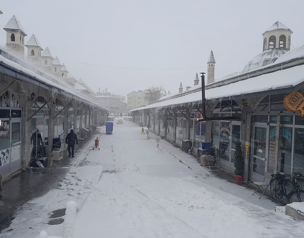 Kar yağışı geçimini topraktan sağlayan Karapınar halkı ve çiftçiler için büyük bir moral kaynağı oldu.