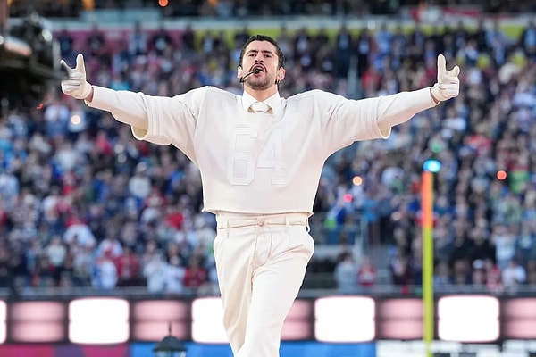 2026 Super Bowl devre arası gösterisinde sahne alarak büyük yankı uyandıran Bad Bunny, yalnızca performansıyla değil kırdığı rekorlarla da konuşulmuştu.