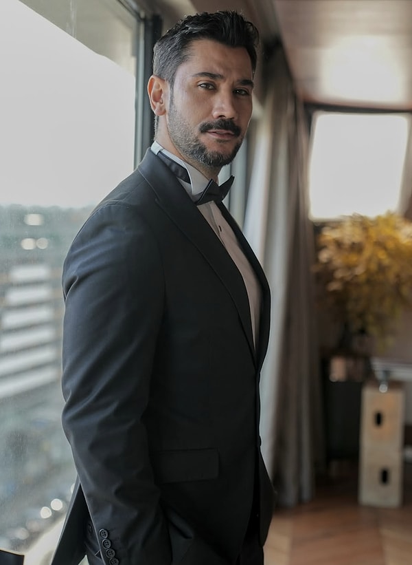 Bir Zamanlar Çukurova, Diriliş Ertuğrul ve Kanunsuz Topraklar gibi yapımlarda rol alan Uğur Güneş, güçlü oyunculuğu ve ekran karizmasıyla geniş bir hayran kitlesine sahip.