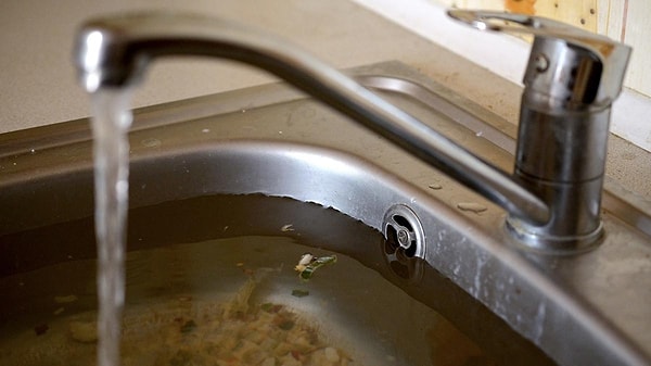 Sıcak su ve bulaşık deterjanı yöntemi tıkanıklığı dakikalar içinde azaltabiliyor