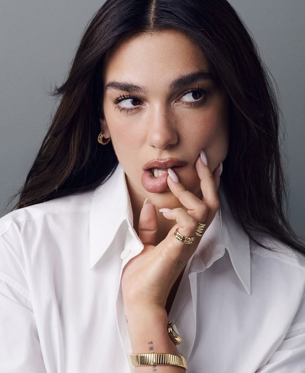 Son yılların en güçlü pop figürlerinden biri olan Dua Lipa, yalnızca şarkılarıyla değil sahne enerjisi ve güzelliğiyle de adından söz ettiriyor.