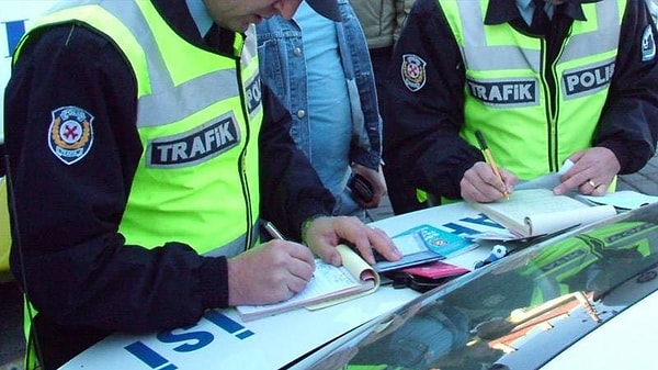 Büyük para cezası ve trafikten men aldı.