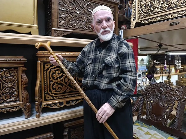 Kahramanmaraş’ta yarım asra yaklaşan bir emeğin izleri, ahşap sandıkların üzerinde yaşamaya devam ediyor.