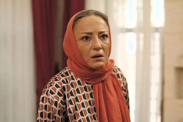 Kanal D ekranlarında yayınlanan ve pazartesi akşamlarına damga vuran Uzak Şehir, yalnızca hikayesiyle değil oyuncu kadrosuyla da konuşuluyor.