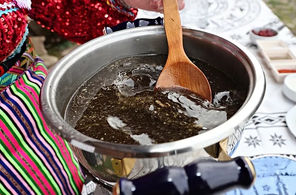 Kara çorba yalnızca ev sofralarında değil, Kastamonu ve Pınarbaşı’ndaki restoranlarda da sıklıkla hazırlanıyor.