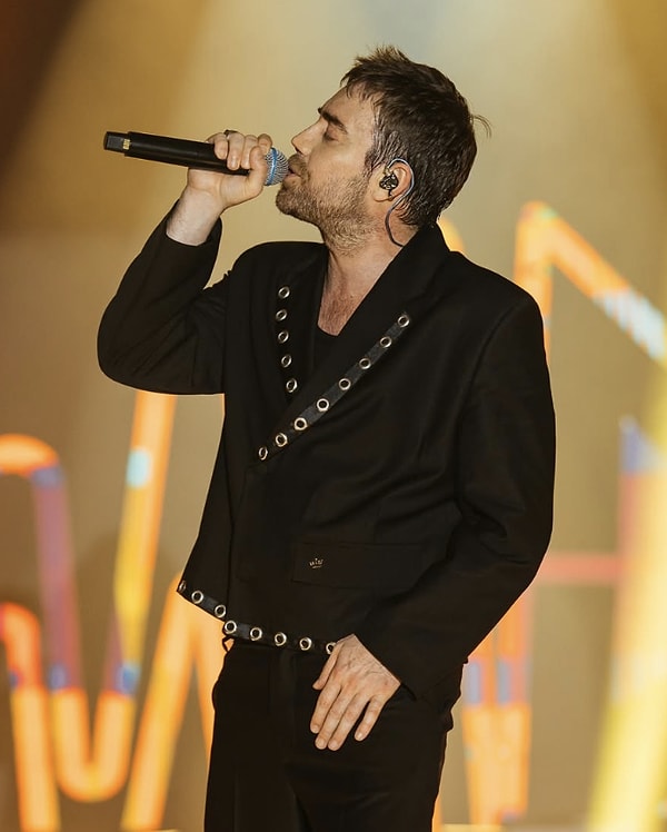 Türk pop müziğinin romantik şarkılarıyla hafızalara kazınan isimlerinden Murat Dalkılıç, son yıllarda sahne performanslarından çok sağlık süreciyle gündeme geliyor.