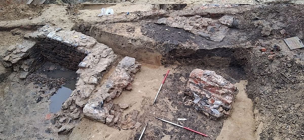 Arkeologlar tarafından "hazine sandığı" olarak nitelendirilen bu kale, aslında 1500’lü yıllarda Gent halkının ağır vergilere karşı başlattığı isyanı bastırmak amacıyla kurulmuştu.