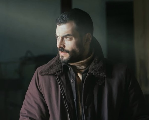 Son zamanların en popüler erkek oyuncularından biri olan Akın Akınözü'nü mutlaka tanırsınız.