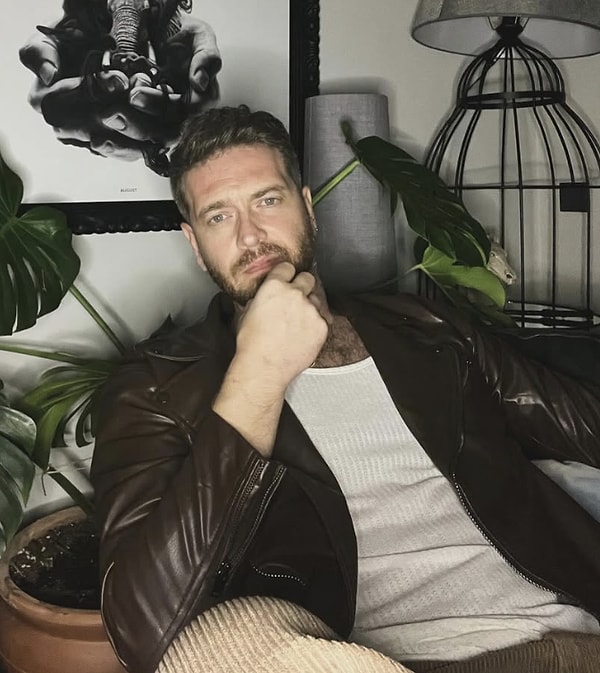 Türk televizyonlarının sevilen oyuncularından Engin Öztürk, hem başarılı oyunculuğu hem de karizmasıyla uzun yıllardır ekranların en dikkat çeken isimleri arasında yer alıyor.