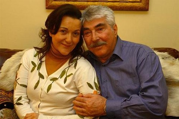 Bir dönemin en çok konuşulan yapımlarından biri olan Yabancı Damat dizisi, yıllar geçmesine rağmen izleyicilerin hafızasındaki yerini korumaya devam ediyor.