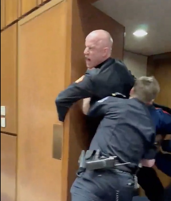 ABD'de farklı yerlerde savaş karşıtı protestolar yükseliyor. Bu protestoların en çok konuşulanı da emekli bir asker olan Brian McGinnis'ten geldi.