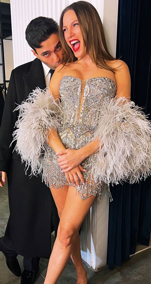 Son dönemin en çok konuşulan çiftlerinden biri olan Serenay Sarıkaya ve Mert Demir, aşklarıyla magazin gündeminden düşmeyen isimler arasında.