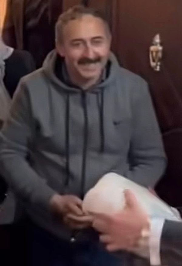 Tabii bir misafir gibi eve sızan "kargocu abi" yorumlardan nasibini aldı.