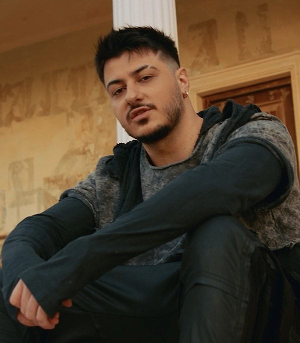 Türk pop ve rap müziğinin son yıllarda en çok dinlenen isimlerinden biri olan Semicenk, kısa sürede yakaladığı büyük başarıyla adından söz ettirmeyi başardı.