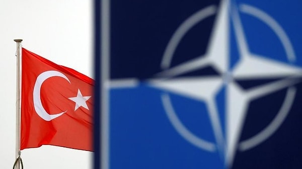 NATO'dan yapılan yazılı açıklamada, "Kuzey Atlantik Konseyi, İran'ın Orta Doğu ve ötesinde devam eden ve ayrım gözetmeyen saldırıları ışığında güvenlik ortamı hakkında bilgi almak üzere büyükelçiler düzeyinde bir toplantı gerçekleştirdi" ifadesi kullanıldı.