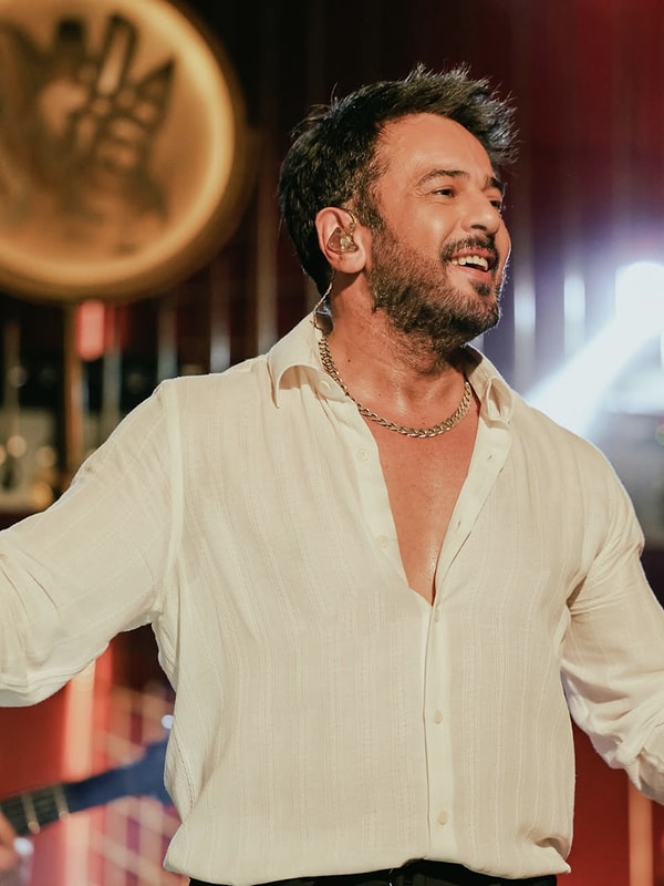 Türk pop müziğinin sevilen isimlerinden Emre Altuğ, hem şarkıları hem de oyunculuk performanslarıyla uzun yıllardır ekranların tanıdık yüzlerinden biri.