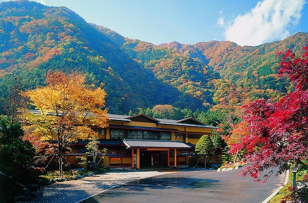 Dağların arasında saklı konumu, oteli adeta masallardan fırlamış gibi gösteriyor.