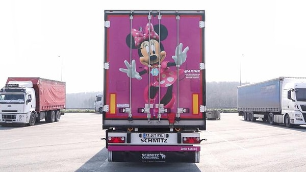 Pembe TIR Avrupa yollarında ilgi odağı oldu.