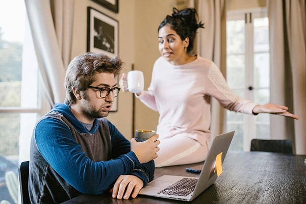 2. Yapıcı eleştirileri olgunlukla analiz etmek duygusal dengenin işaretiyken, sert tepkiler ve aşırı savunma hali derin bir özgüven eksikliğini ele verir.