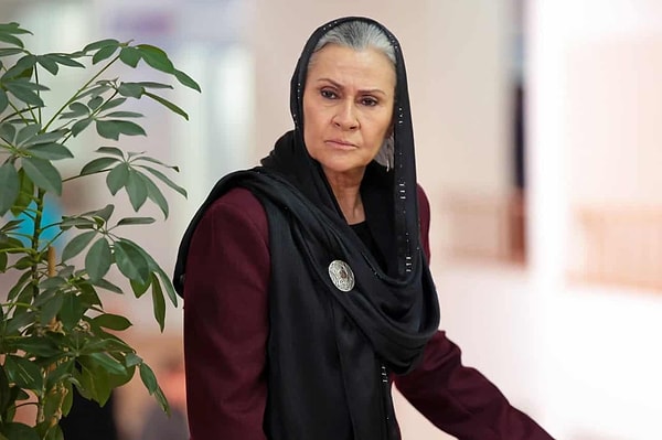 Reyting rekortmeni aşiret dizisi Uzak Şehir oyuncularının Instagram paylaşımları gündem oldu.