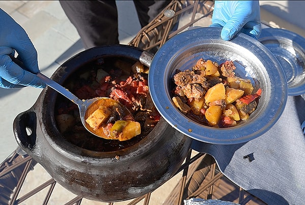 Gudu güvecini özel kılan temel unsur, yemeğin pişirildiği kabın üretim sürecidir.