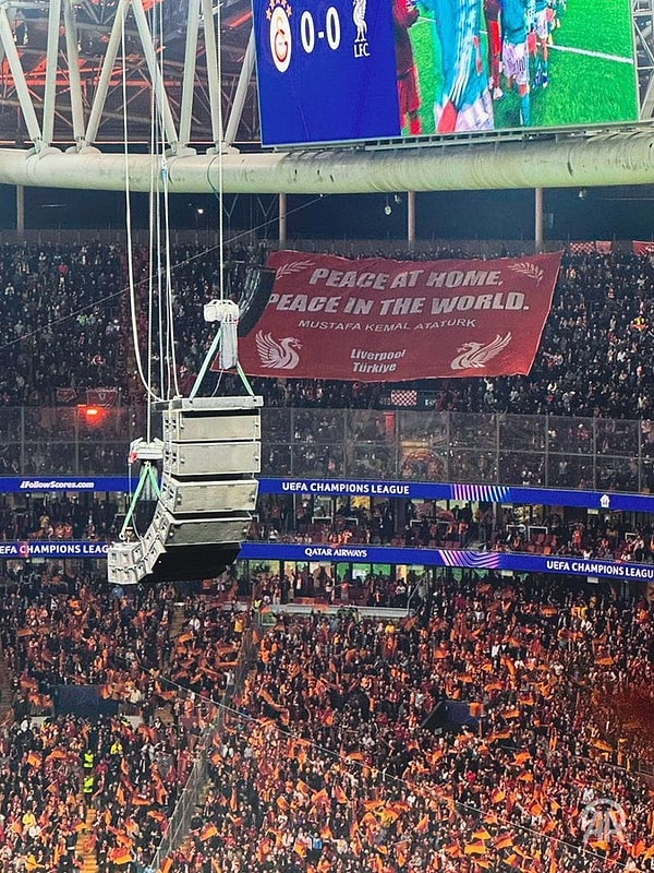 Takımlarını İstanbul deplasmanında yalnız bırakmayan Liverpool taraftarları anlamlı bir pankart açtı.