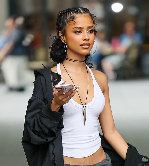 Son dönemin en dikkat çeken genç yıldızlarından biri olan Tyla, müzik dünyasındaki hızlı yükselişiyle adından sıkça söz ettiriyor.