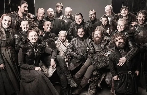 Televizyon tarihine damga vuran yapımlardan biri olan Game of Thrones, yayımlandığı dönemde yalnızca bir dizi olmanın çok ötesine geçerek adeta küresel bir fenomene dönüşmüştü.