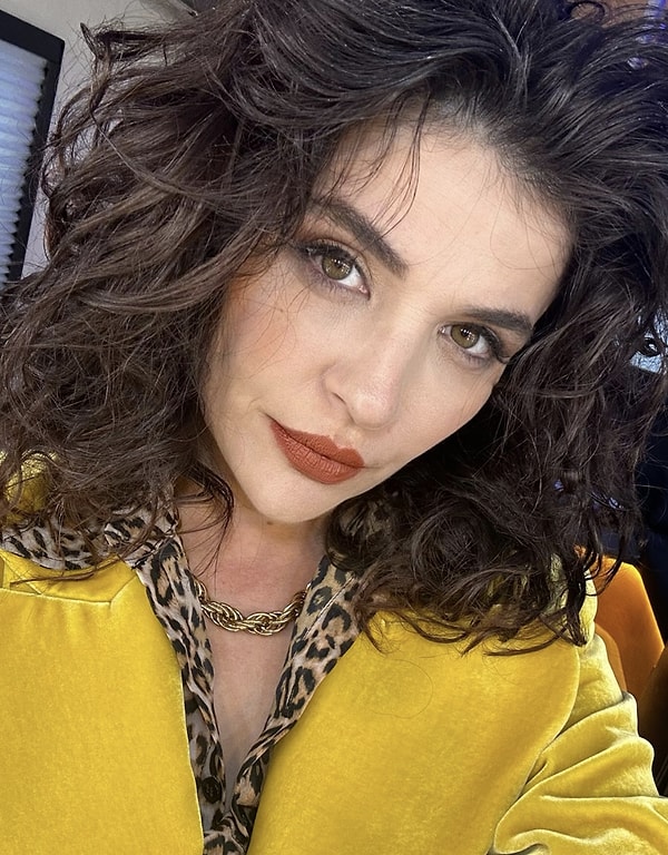 Oyuncu Gonca Vuslateri'nin yeni stili sosyal medyada gündem oldu.