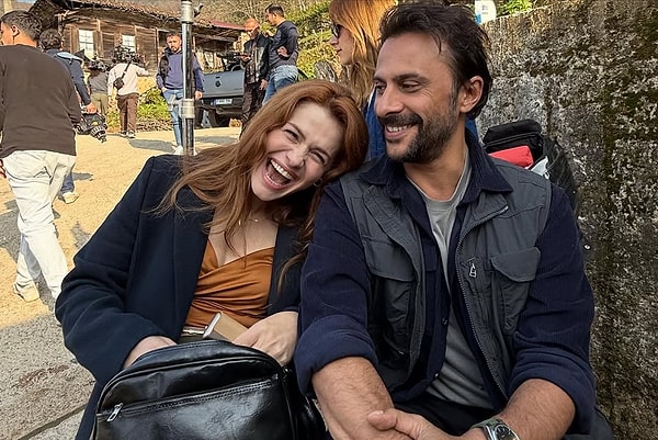 Taşacak Bu Deniz'de Hicran ve Gezep karakterine hayat veren Burcu Cavrar ve Onur Dilber'in dizi aşkının gerçeğe dönüştüğü iddia ediliyor.