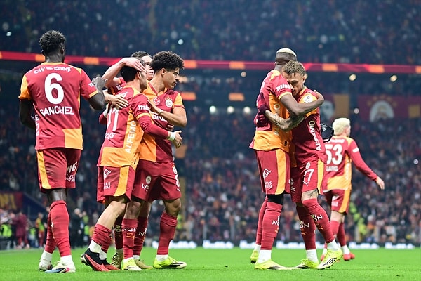 Galatasaray ikinci yarı açıldı.