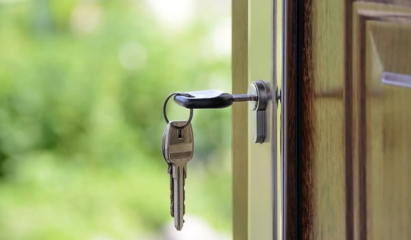 Evdeyken kapının üzerinde anahtar bırakmak birçok kişiye pratik ve masum bir alışkanlık gibi gelebiliyor.