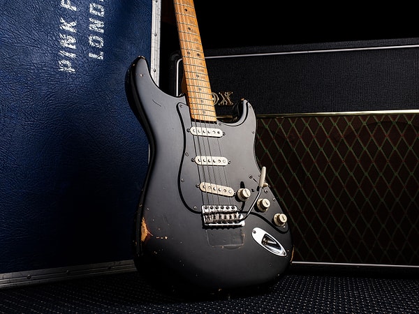 The guitar known as "Black Strat," used by David Gilmour, the guitarist of Pink Floyd, has become the most expensive guitar in the world.