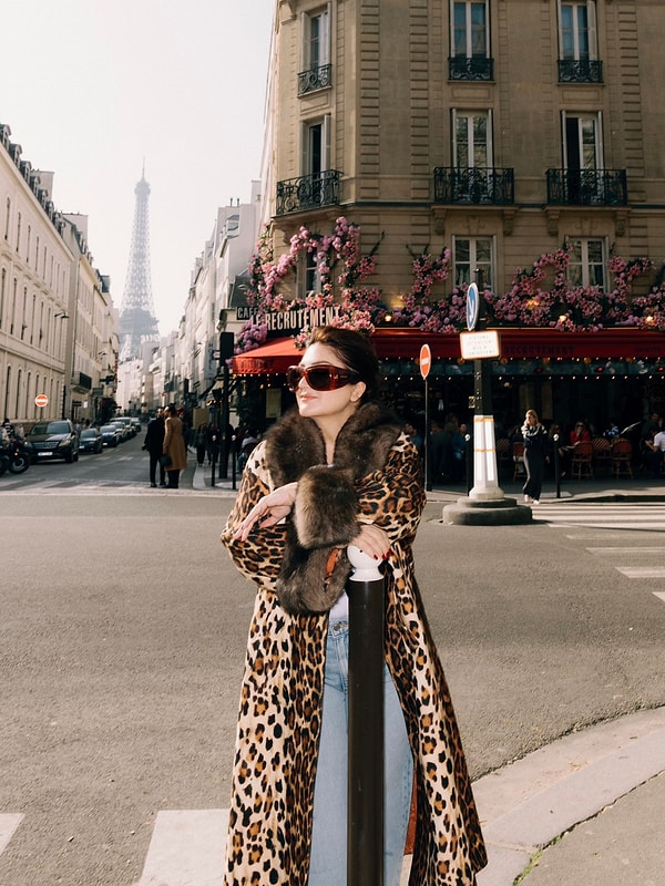 Sibel Can bu kez de geçtiğimiz saatlerde Paris seyahatinden yeni karelerini paylaştı.