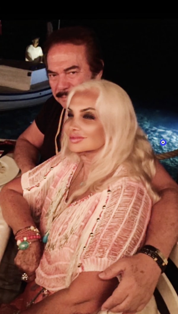 Türk müziğinin usta isimlerinden Orhan Gencebay, uzun yıllardır müzik dünyasında bıraktığı iz ve sayısız eseriyle sanat hayatına damga vuran isimler arasında yer alıyor.