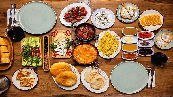 Sağlıklı bir yaşamın anahtarı olarak kabul edilen kahvaltı öğünü, son yıllarda popülerleşen hazır gıdalar nedeniyle sağlık açısından bir risk faktörüne dönüşmeye başladı.