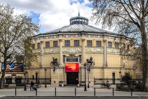 Chairs, carpets, wall paintings... Every detail of the building is set for a makeover.