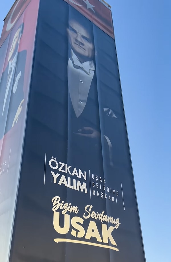 Atatürk'ün posterini gösterip "dede" diye seslendi!