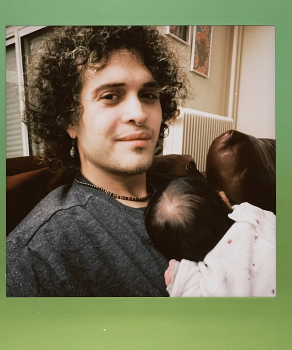 Sertkaya paylaşımında, “Hoş geldin hayatımıza güzel kızımız Noa. Geceme ay gibi doğdun, günüme güneş gibi doğdun” ifadelerini kullanarak kızının dünyaya gelişini duyurdu.