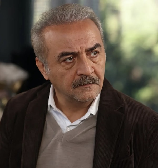 Türk televizyon ve sinema dünyasının en güçlü isimlerinden Yılmaz Erdoğan, yıllardır hem kalemi hem oyunculuğuyla adından söz ettirmeye devam ediyor.