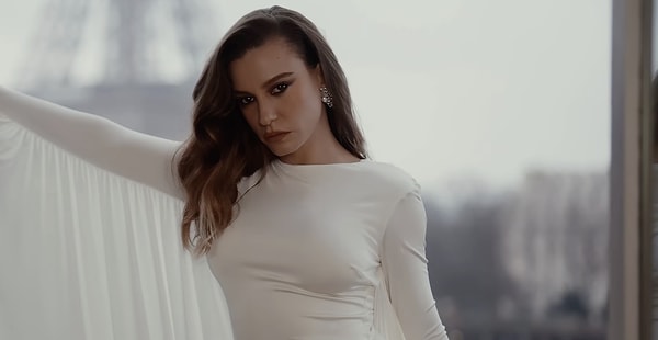 Ancak paylaşımlarda en çok dikkat çeken detay, Sarıkaya’nın giydiği beyaz elbise oldu.