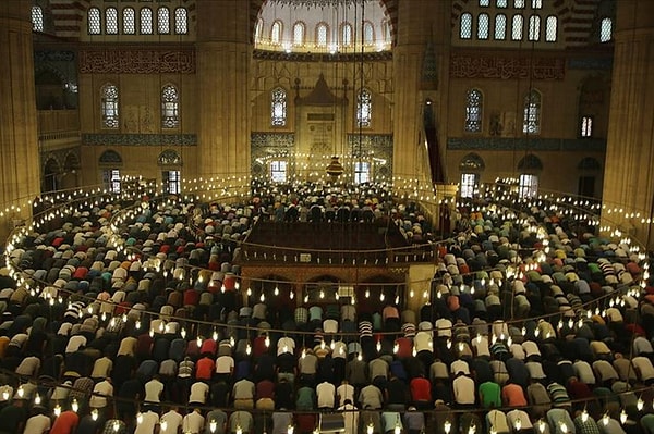 Müslüman alemi, 19 Mart Perşembe günü son orucu tutacak ve 20 Mart’ta 3 gün sürecek Ramazan Bayramı başlayacak.
