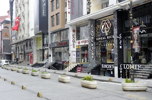 İstanbul’un dünyaca ünlü ticaret merkezi Laleli, tarihinin en zorlu ekonomik sınavlarından birini veriyor.