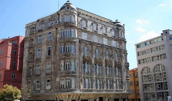 Mimarlık tarihinde müstesna bir yere sahip olan yapı, halk arasında bir dönem "Sarkuysan Binası" olarak da anılmıştı.