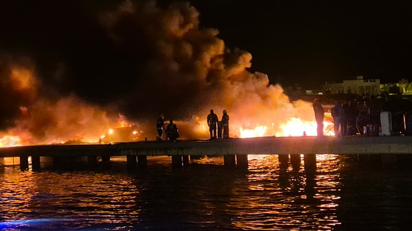 Yalıkavak Marina’da bağlı teknede henüz bilinmeyen bir nedenle yaşanan patlama sonrası yangın çıktı.