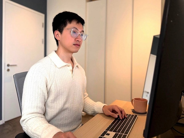 Birikimlerinin ilk 100 bin sterlinlik kısmına 25 yaşında ulaşan Airic Z., bu başarıyı sadece harcamalarını kısmaya değil, aynı zamanda borsadaki stratejik yatırımlarına borçlu olduğunu belirtti.