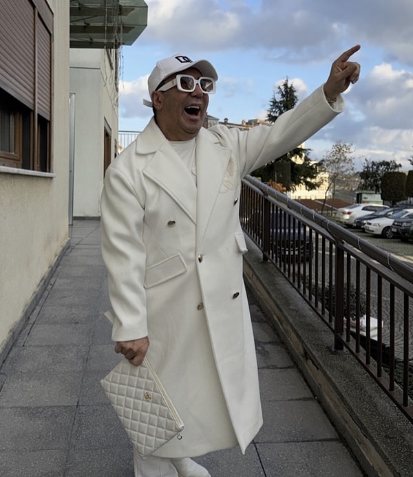 Murat Övüç, sosyal medya paylaşımları ve kendine has çıkışlarıyla sık sık gündeme gelen isimlerden biri.