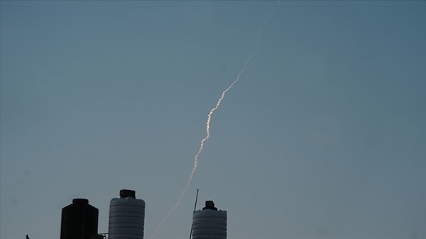 İran, İsrail'in Dimona Nükleer Santrali'nin de bulunduğu bölgeye füze saldırısı düzenledi.